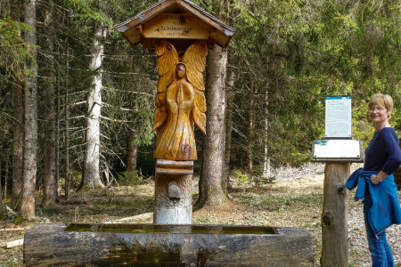 Engelsbrunnen am Weg hinauf zur Wallfahrtskirche Maria Schönanger